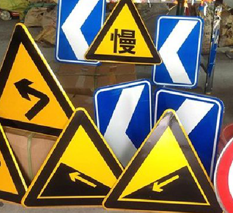 来凤标识标牌中颜色的确定是很重要的。