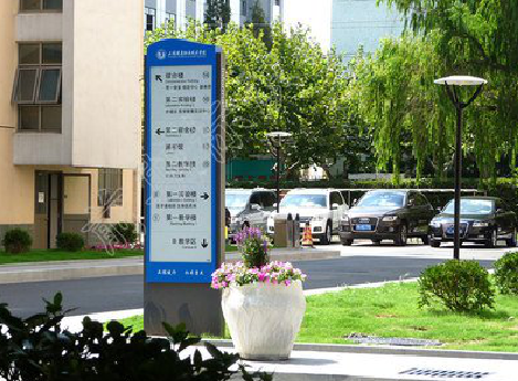 来凤哪些因素影响宣传栏的制作？